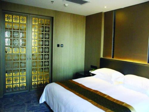 a hotel room with a large bed in a room at Harbin Splendent Hotel in Harbin