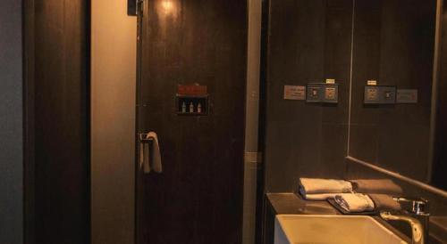 a bathroom with a sink and a mirror at Yongzhou Chuang Fa Cheng XiaoXiangYi Hotel in Guzhuting