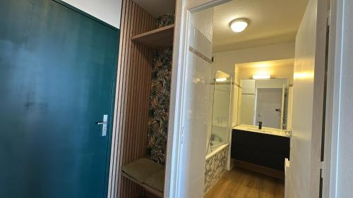 une salle de bain avec une douche, un lavabo et un miroir dans l'établissement Résidence Mer & Golf Confort 3étoiles avec Piscine et Terrasse, à Argelès-sur-Mer