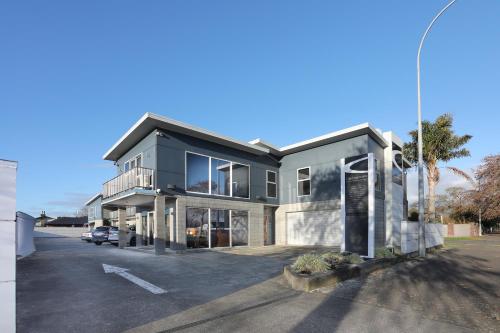 a large house with a parking lot at City Corporate Motor Inn in Palmerston North