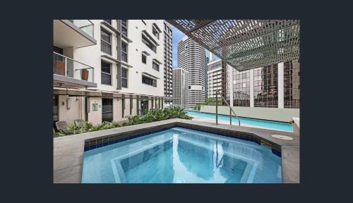 a large swimming pool in the middle of a building at Lux 18th floor 2br 2bath, River view, Pool, Spa, Sauna, Gym, Wifi, in Brisbane