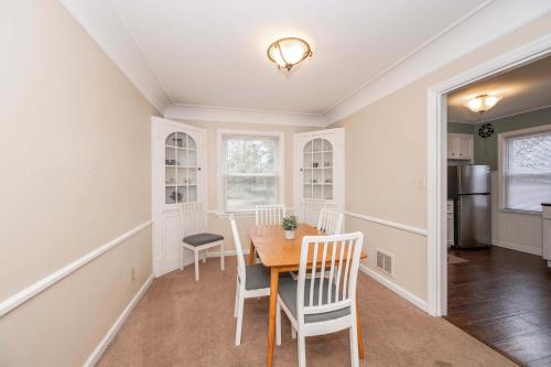 シンシナティにあるKenwood Keys 2 - Stay for 6のテーブルと椅子のあるダイニングルーム