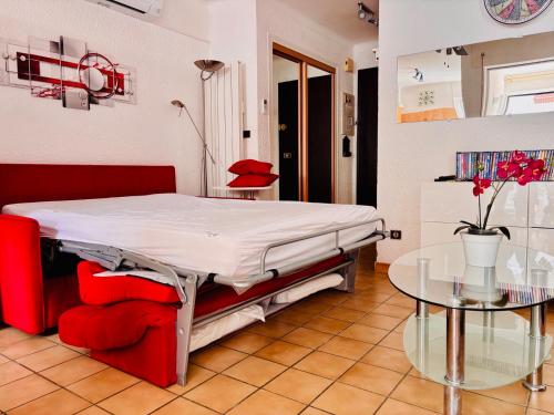 un lit d'hôpital dans une pièce avec une table dans l'établissement Appt RDC tout confort Clim Parking Terrasse, à Argelès-sur-Mer