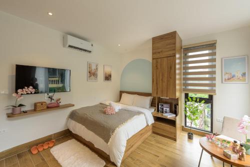 una camera da letto con un letto grande e una TV di Crescendo Limitless Style a Hanoi