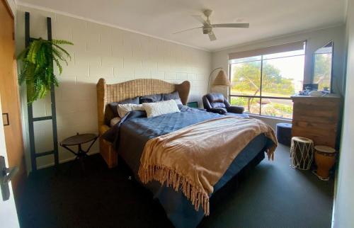 Un dormitorio con una cama grande y una ventana. en The Lakehouse Lochsport, en Lock Sport