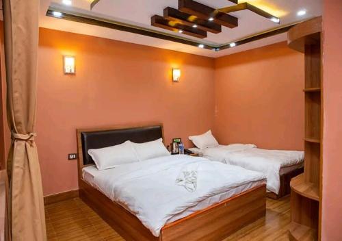 due letti in una stanza con pareti arancioni di View 360 Resort a Dahachok