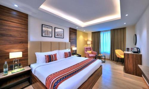 Postel nebo postele na pokoji v ubytování Hotel Grand IBY Embassy Drop