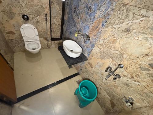 a bathroom with a toilet and a sink at Hotel Heera Palace in Khātu