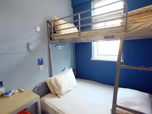 ein kleines Zimmer mit einem Etagenbett und einem Schreibtisch in der Unterkunft Bestay Hotel Express Nanjing Xinjiekou in Nanjing