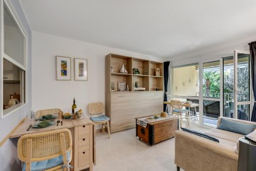 un salon avec un bureau et une chaise dans l'établissement Saint Laurent Apt Garden View - Happy Rentals, à Menton