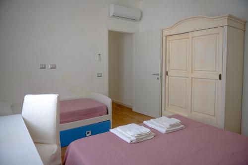 a room with two beds and a cabinet with towels at Rosa Dei Venti in Calabernardo