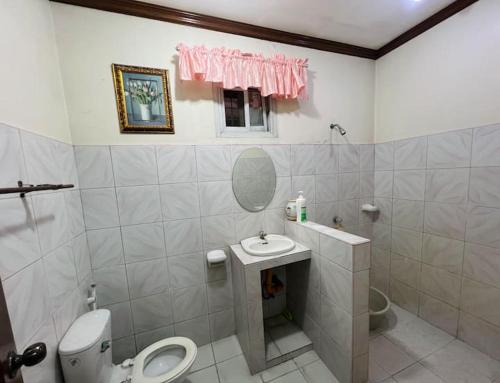 Bilik mandi di House in tarlac cozy