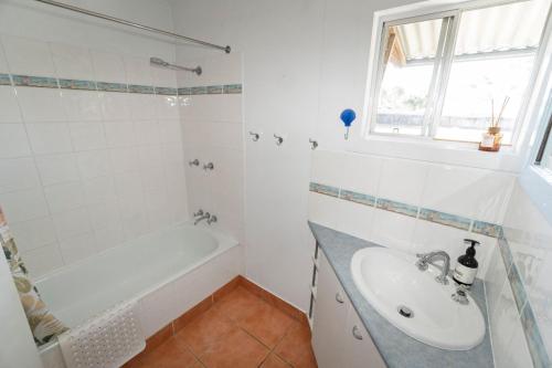 Koupelna v ubytování Hibiscus Cottage