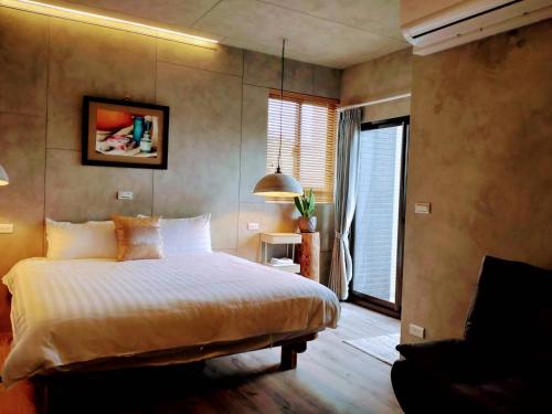 T'ung-koにあるYinSanJyu Guesthouseの大きなベッドと窓のある寝室