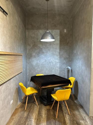 T'ung-koにあるYinSanJyu Guesthouseのダイニングルーム(テーブル、黄色い椅子付)