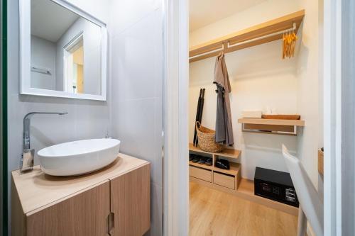 バンタオビーチにあるZcape X2 Condo in Bang Taoのバスルーム(カウンターに白いボウルシンク付)