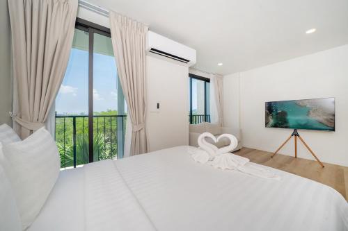 バンタオビーチにあるZcape X2 Condo in Bang Taoの白いベッドルーム(窓付)