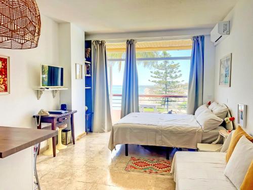 sypialnia z łóżkiem i oknem z widokiem w obiekcie Santa Clara cozy Sea view Studio w mieście Torremolinos