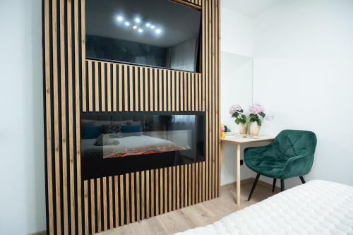 Un pat sau paturi într-o cameră la Design Green Garden Apartments with Private Parking & Playground