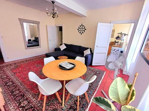 un salon avec une table et un canapé dans l'établissement Appartement vue panoramique, à Carcassonne