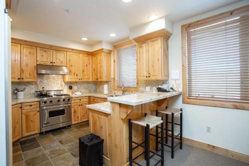 Kuchyň nebo kuchyňský kout v ubytování Trail's End Lodge At Deer Valley Resort - One Bedroom Residence With Spa #305