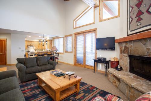 TV a/nebo společenská místnost v ubytování Trail's End Lodge At Deer Valley Resort - One Bedroom Residence With Spa #305