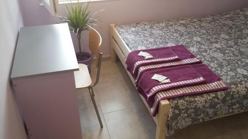 プレヴェンにあるStudio Medical Universityのベッドルーム1室(紫の毛布が敷かれたベッド1台付)