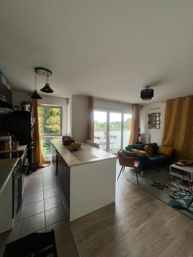 une cuisine et un salon avec un canapé et une table dans l'établissement Entire Simple, cozy family apartment, à Thorigny-sur-Marne