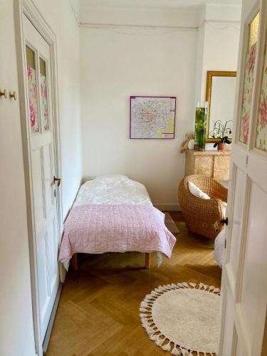 Letto o letti in una camera di Calm, green & birdsong near the city center