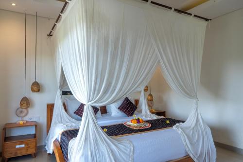 Postel nebo postele na pokoji v ubytování Mahadana Ubud