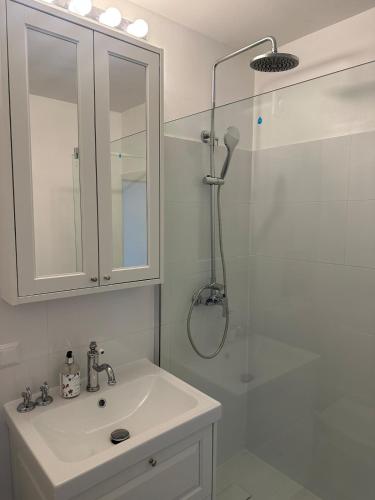 Bilik mandi di Brand new studio in Vienna