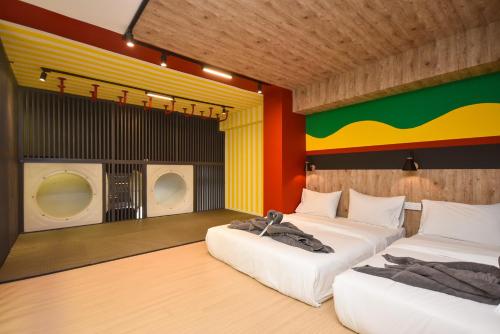 two beds in a room with two washing machines at Sunway Grid Loft Suite by Nest Home【Olympic Size Pool】 in Kampong Pendas