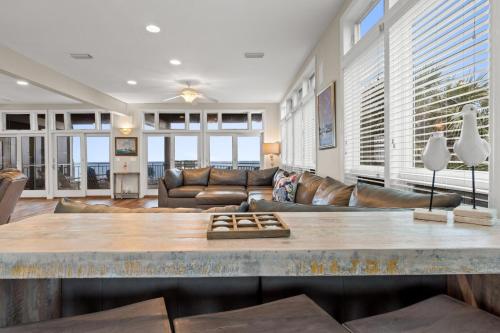 Un lugar para sentarse en Amelia-Beachfront-Private Pool-Pet Friendly-Game Room