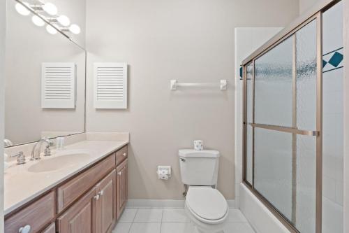 Un baño de Amelia-Beachfront-Private Pool-Pet Friendly-Game Room