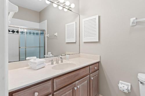 Un baño de Amelia-Beachfront-Private Pool-Pet Friendly-Game Room