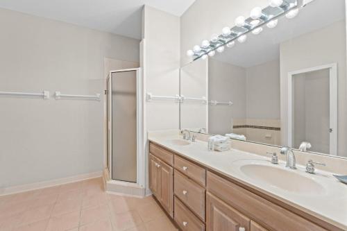 Un baño de Amelia-Beachfront-Private Pool-Pet Friendly-Game Room