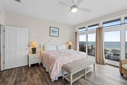 Una cama o camas en una habitación de Amelia-Beachfront-Private Pool-Pet Friendly-Game Room