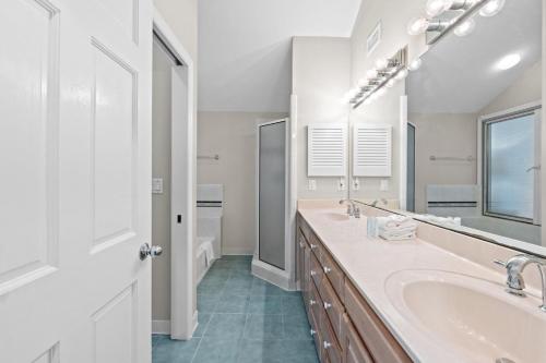 Un baño de Amelia-Beachfront-Private Pool-Pet Friendly-Game Room