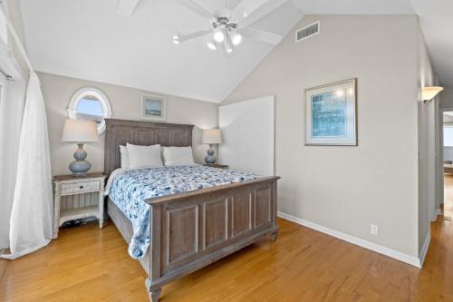 Una cama o camas en una habitación de Amelia-Beachfront-Private Pool-Pet Friendly-Game Room