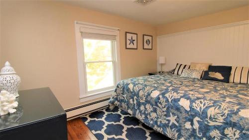 une chambre avec un lit et une fenêtre dans l'établissement Heritage House 2, à Cape May