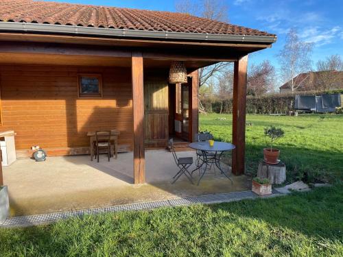 Petite maisonnette dans les près