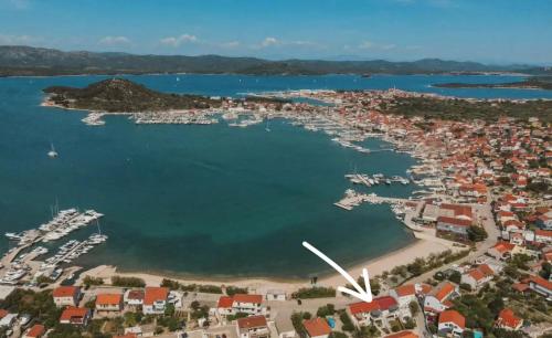 Beach apartment KATE - Wake up to the sea, terrace, garden & parking, Murter - Dalmatia