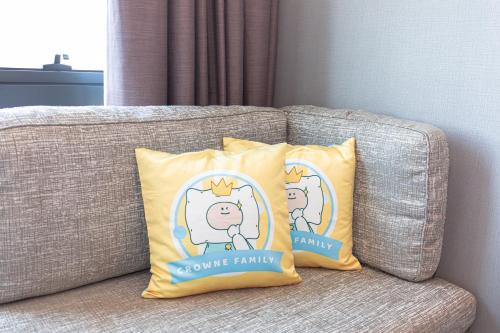 two pillows sitting on a couch in a living room at Crowne Plaza Foshan Nanhai-an IHG Hotel-Free Shuttle Bus to Canton Fair in Guangzhou