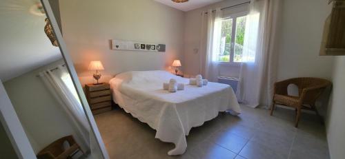 カルパントラにあるParadis Provençal Villa - Espace Détente et BBQ LMVのベッドの上にキャンドルが2本置かれた寝室