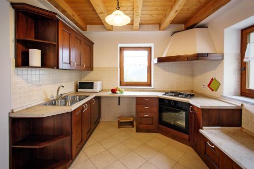 Albergo Diffuso Tolmezzoにあるキッチンまたは簡易キッチン