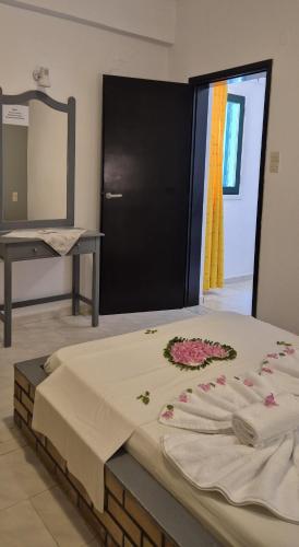 Ένα ή περισσότερα κρεβάτια σε δωμάτιο στο Apartments and Studios Xenophon