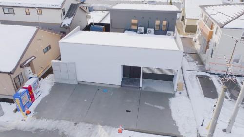 an overhead view of a large white building at 八戸駅西口民泊ゲストルームNvillage in Hachinohe