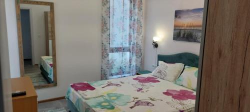 ソゾポルにあるAnthic 7 Apartment 3のベッドルーム(ベッド1台、鏡付)