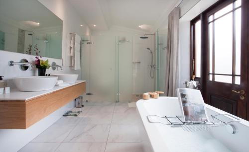 Ένα μπάνιο στο ASARA Wine Estate & Hotel