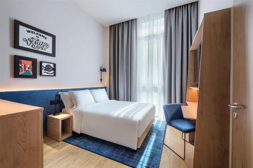 Postel nebo postele na pokoji v ubytování Hampton By Hilton Venice Isola Nuova